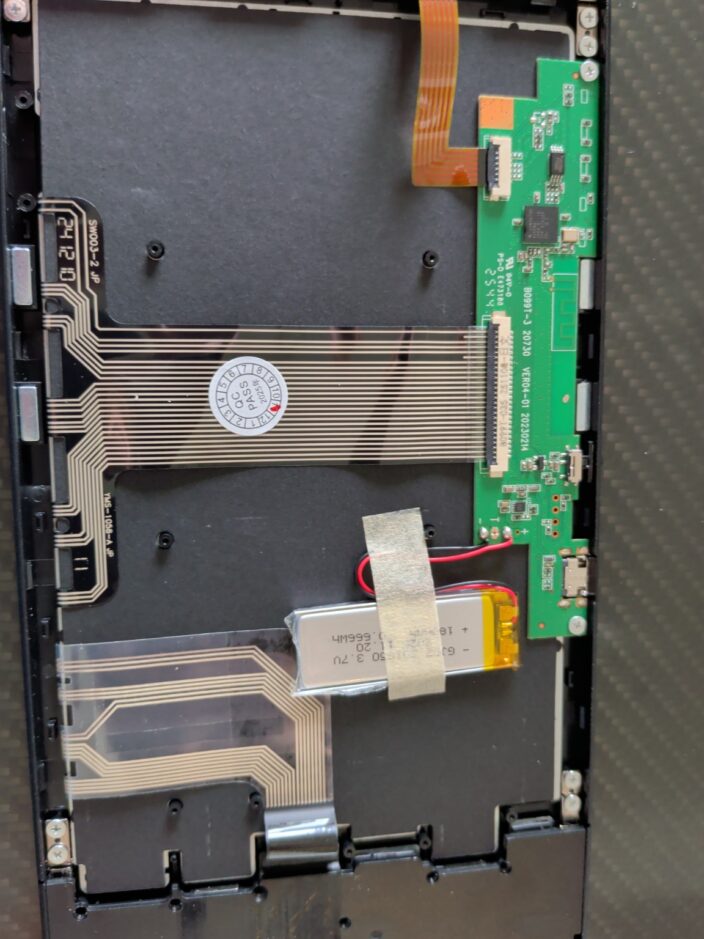 分解した折りたたみキーボードの内部。フィルム状の配線と基板が見える